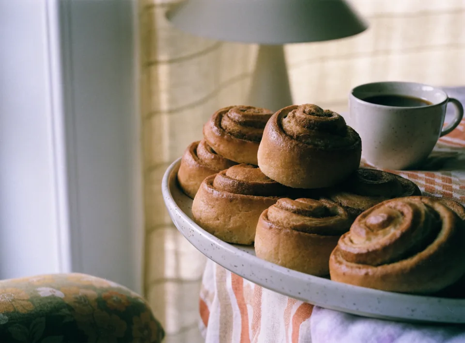 Kanelboller med kanelfyll – oppskrift og tips til gjærbakst