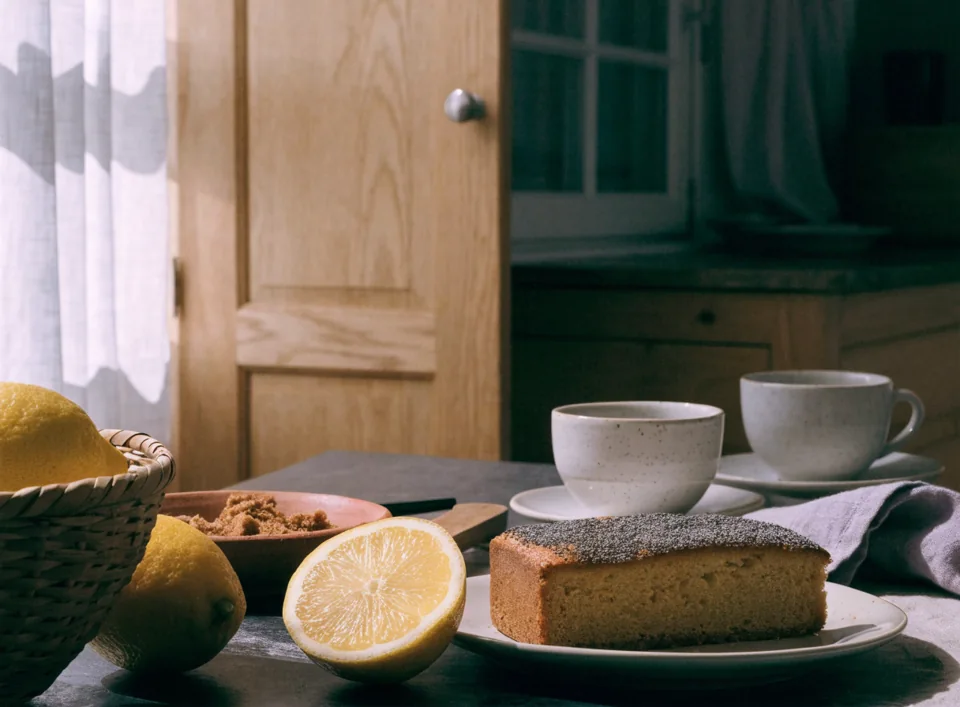 Sitronkake med valmuefrø og enkel sitronsirup